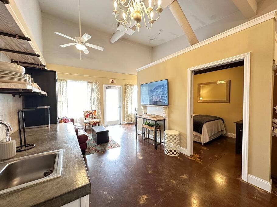 Haven At Hazel~Downtown Bungalow Demorest Buitenkant foto
